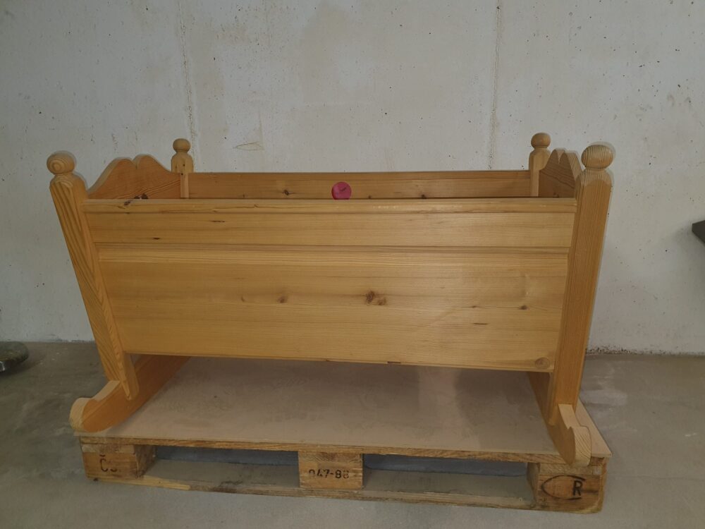 Kinderwiege aus Massivholz